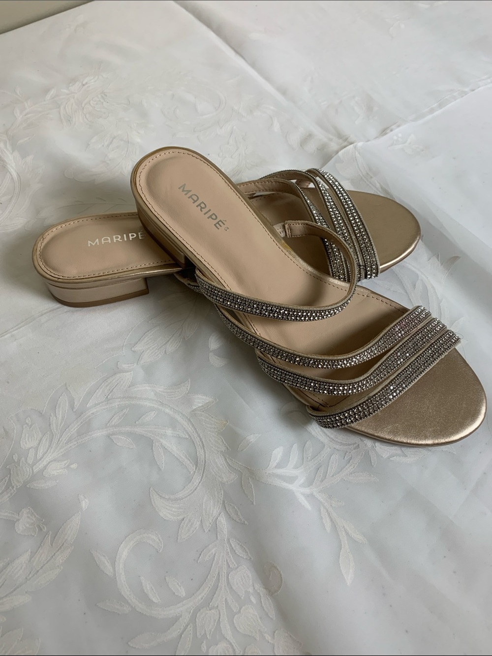 MARIPÉ Silver Cream Sparkly Strappy Slide Sandals. Women. Size 9
